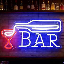 Blaue Bar mit Weinglas Neonlicht für