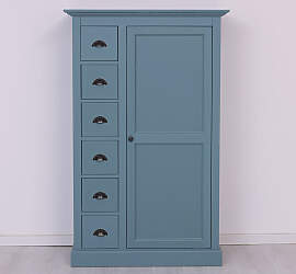 blauer Schubladenschrank im Landhausstil