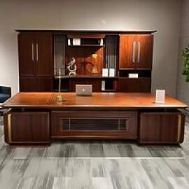 Brauner Chefbüroschreibtisch aus Holz, moderner,