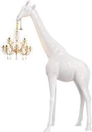 Die elegante Stehlampe in Weißgiraffenform mit