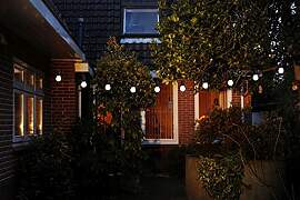 F-H-S Lichterkette 20 LED und weiße Kugeln
