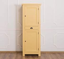 Großer Küchenschrank im Landhausstil
