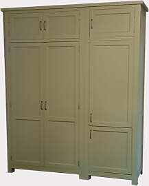 Großer Vorratsschrank mit Kühlschrank im