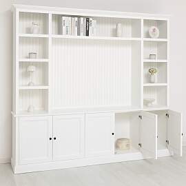 Landhaus-Wohnwand mit Latten-Look in weiß