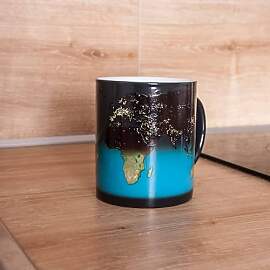 Mad Monkey Tasse mit Weltkarte - Farbwechsel Tasse 