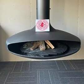 Moderner hängender Holzofen für den