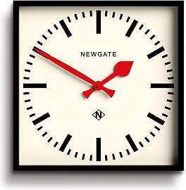 NEWGATE® Number Five Wanduhr | Von quadratischer