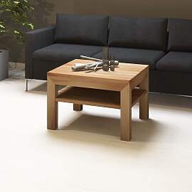 Quadratischer Massivholz Couchtisch mit Ablage -