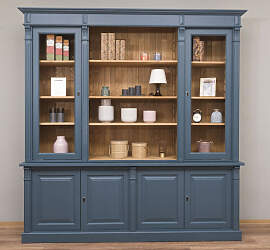 Romantische Regalwand mit Glastüren in