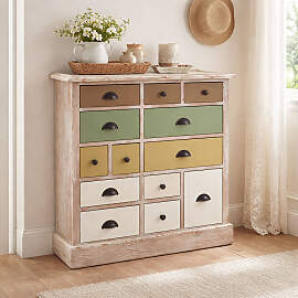 Rustikale Kommode mit bunten Schubladen