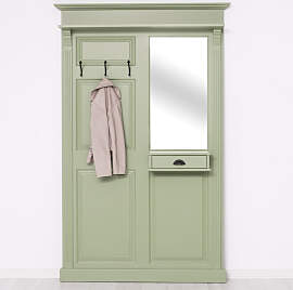 Schmale Flurgarderobe im Landhausstil blassgrün
