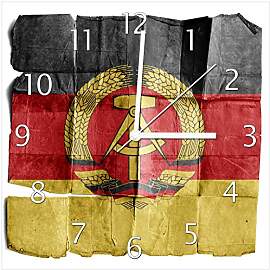 Wallario Design-Wanduhr DDR Flagge auf altem