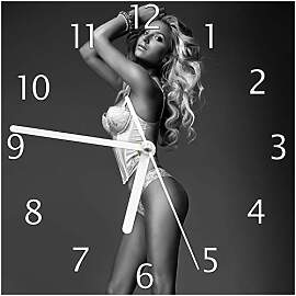 Wallario Design-Wanduhr Sexy Beine - Blondine mit