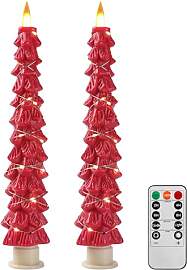 Weihnachtsbaumkerzen umgeben von Fairy-Lichtern,