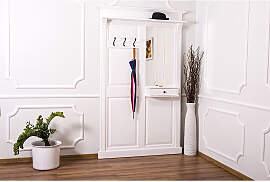 Weiße Garderobe mit Spiegel im Landhausstil
