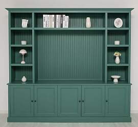Wohnwand im Landhausstil patinagrün